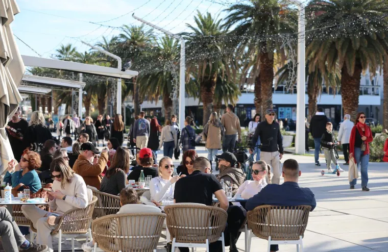 Nedjelja u suncem okupanom Splitu: Zanimljiv modni odabir jedne dame mamio poglede