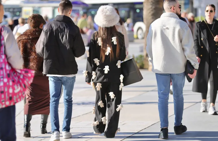 Nedjelja u suncem okupanom Splitu: Zanimljiv modni odabir jedne dame mamio poglede