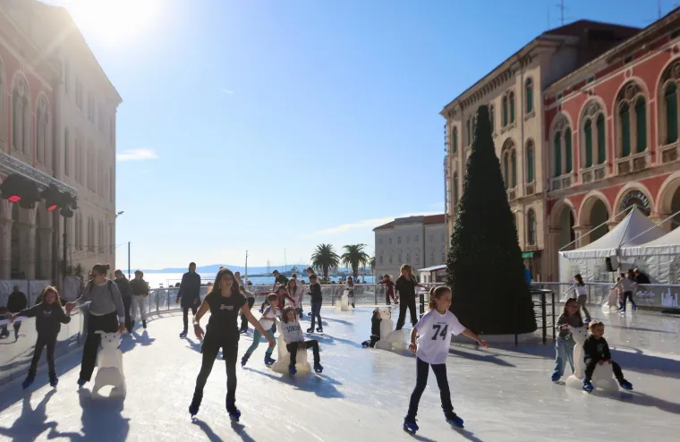 Nedjelja u suncem okupanom Splitu: Zanimljiv modni odabir jedne dame mamio poglede