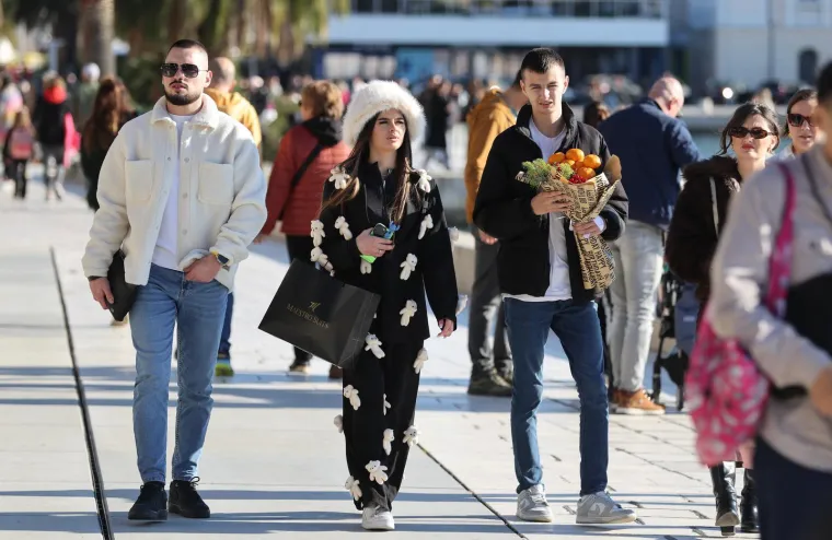 Nedjelja u suncem okupanom Splitu: Zanimljiv modni odabir jedne dame mamio poglede