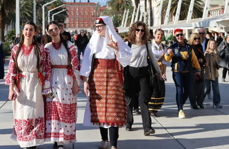 Nedjelja u suncem okupanom Splitu: Zanimljiv modni odabir jedne dame mamio poglede