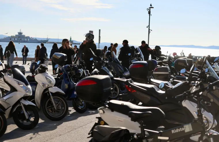 Nedjelja u suncem okupanom Splitu: Zanimljiv modni odabir jedne dame mamio poglede