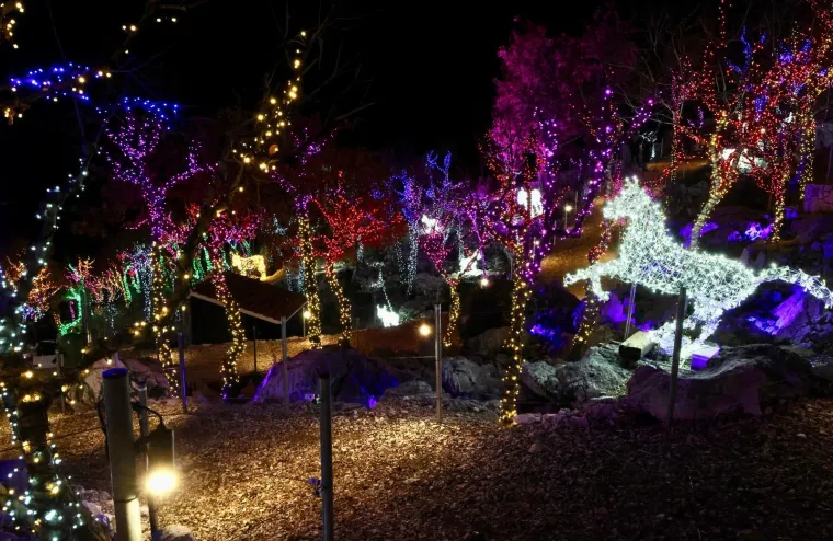 Pogledajte bajkovite prizore Božićnog sela: Osvijetljeno je s čak 4,5 milijuna lampica