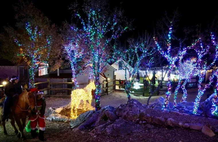 Pogledajte bajkovite prizore Božićnog sela: Osvijetljeno je s čak 4,5 milijuna lampica