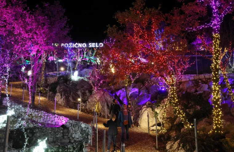 Pogledajte bajkovite prizore Božićnog sela: Osvijetljeno je s čak 4,5 milijuna lampica