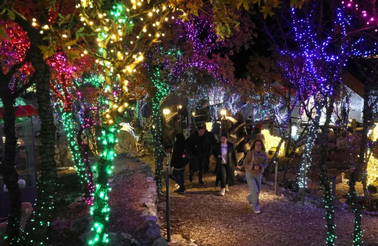 Pogledajte bajkovite prizore Božićnog sela: Osvijetljeno je s čak 4,5 milijuna lampica