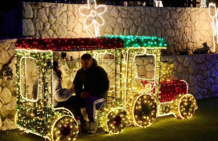 Pogledajte bajkovite prizore Božićnog sela: Osvijetljeno je s čak 4,5 milijuna lampica