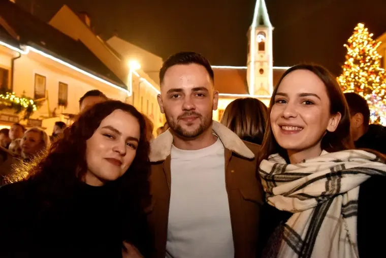 Nisu prošli neprimjetno: Svi se pitaju tko su lijepe dame i naočit mladić s varaždinskog Korza