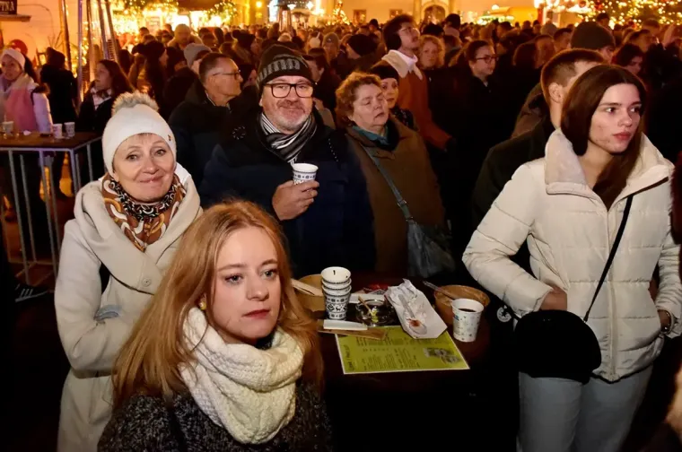 Nisu prošli neprimjetno: Svi se pitaju tko su lijepe dame i naočit mladić s varaždinskog Korza