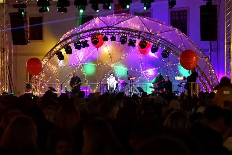 Nisu prošli neprimjetno: Svi se pitaju tko su lijepe dame i naočit mladić s varaždinskog Korza