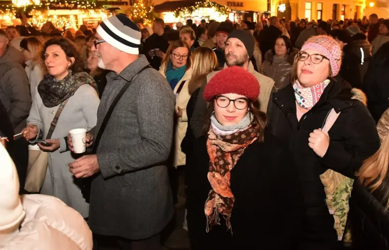 Nisu prošli neprimjetno: Svi se pitaju tko su lijepe dame i naočit mladić s varaždinskog Korza