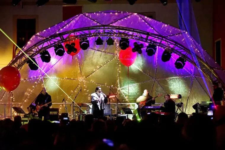 Nisu prošli neprimjetno: Svi se pitaju tko su lijepe dame i naočit mladić s varaždinskog Korza