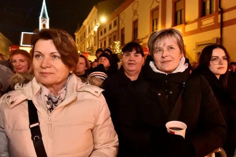 Nisu pro&scaron;li neprimjetno: Svi se pitaju tko su lijepe dame i naočit mladić s varaždinskog Korza