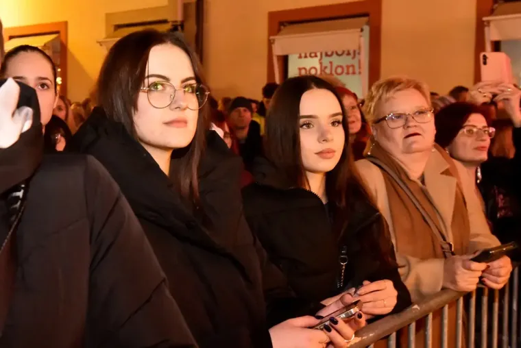 Nisu pro&scaron;li neprimjetno: Svi se pitaju tko su lijepe dame i naočit mladić s varaždinskog Korza