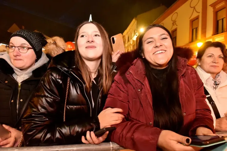 Nisu pro&scaron;li neprimjetno: Svi se pitaju tko su lijepe dame i naočit mladić s varaždinskog Korza