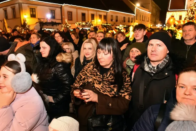 Nisu pro&scaron;li neprimjetno: Svi se pitaju tko su lijepe dame i naočit mladić s varaždinskog Korza