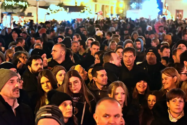 Nisu pro&scaron;li neprimjetno: Svi se pitaju tko su lijepe dame i naočit mladić s varaždinskog Korza