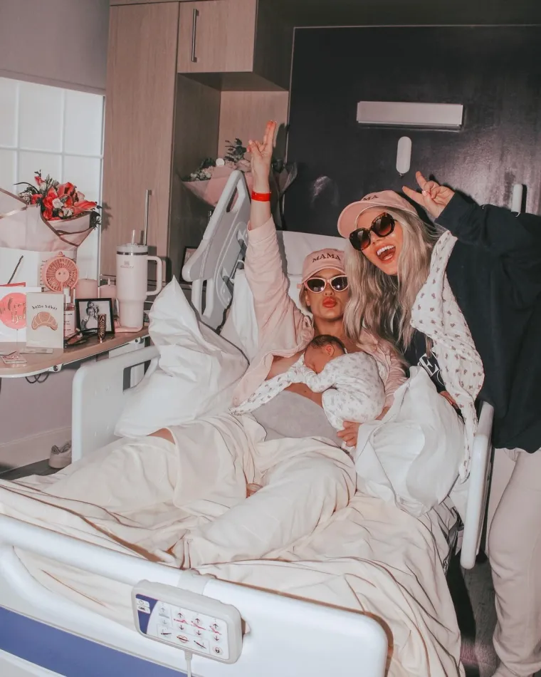 Svi su mislili da su blizanke, a one su zapravo supruge: Nakon godina borbe stigla im kćerkica