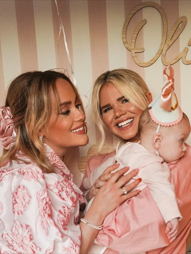 Svi su mislili da su blizanke, a one su zapravo supruge: Nakon godina borbe stigla im kćerkica