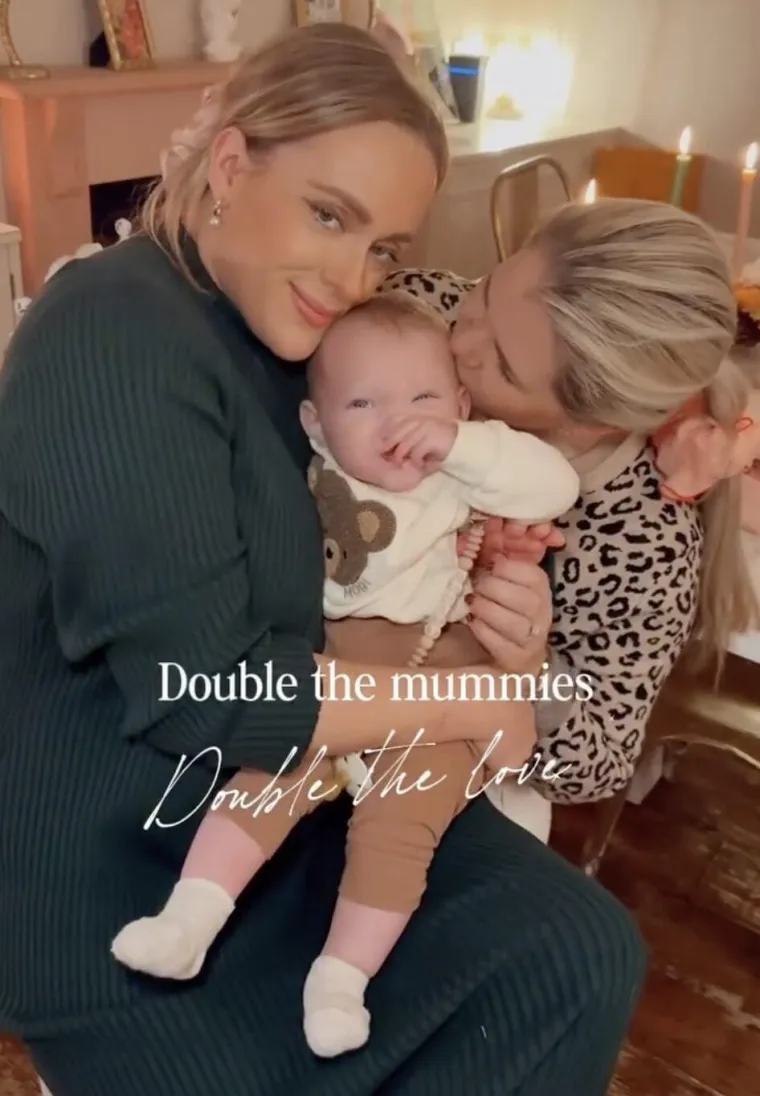 Svi su mislili da su blizanke, a one su zapravo supruge: Nakon godina borbe stigla im kćerkica