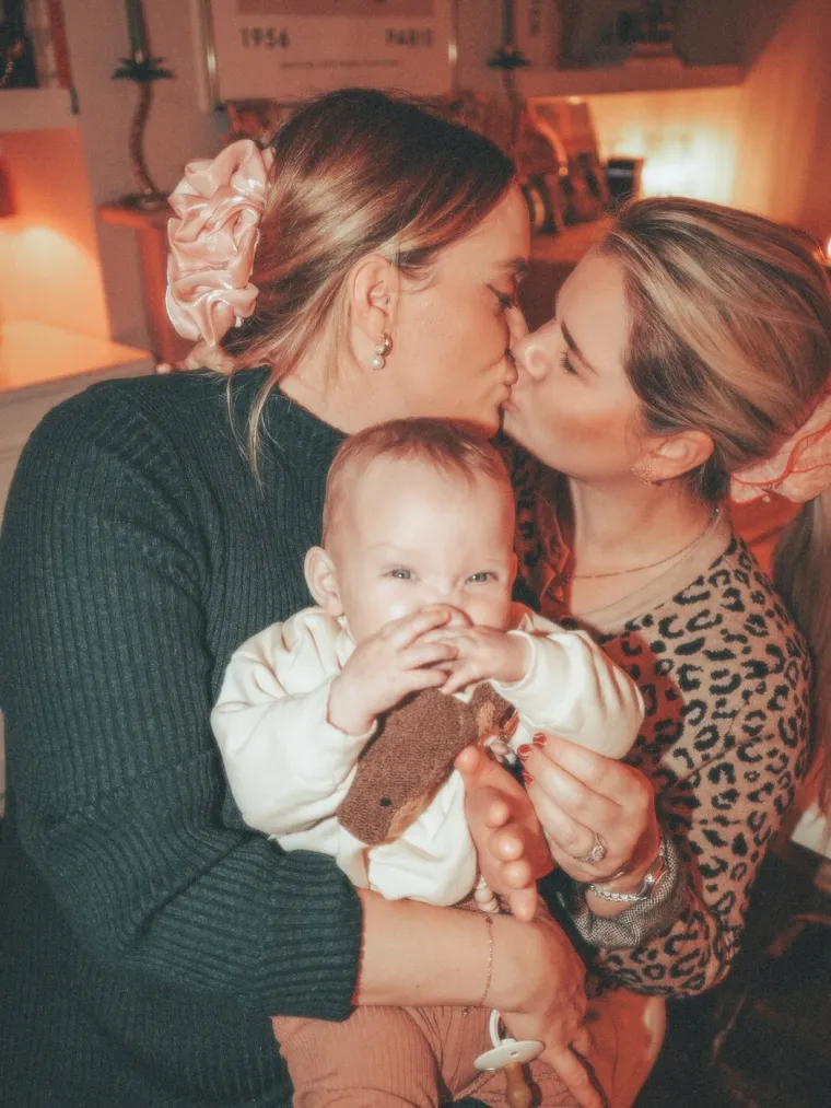 Svi su mislili da su blizanke, a one su zapravo supruge: Nakon godina borbe stigla im kćerkica