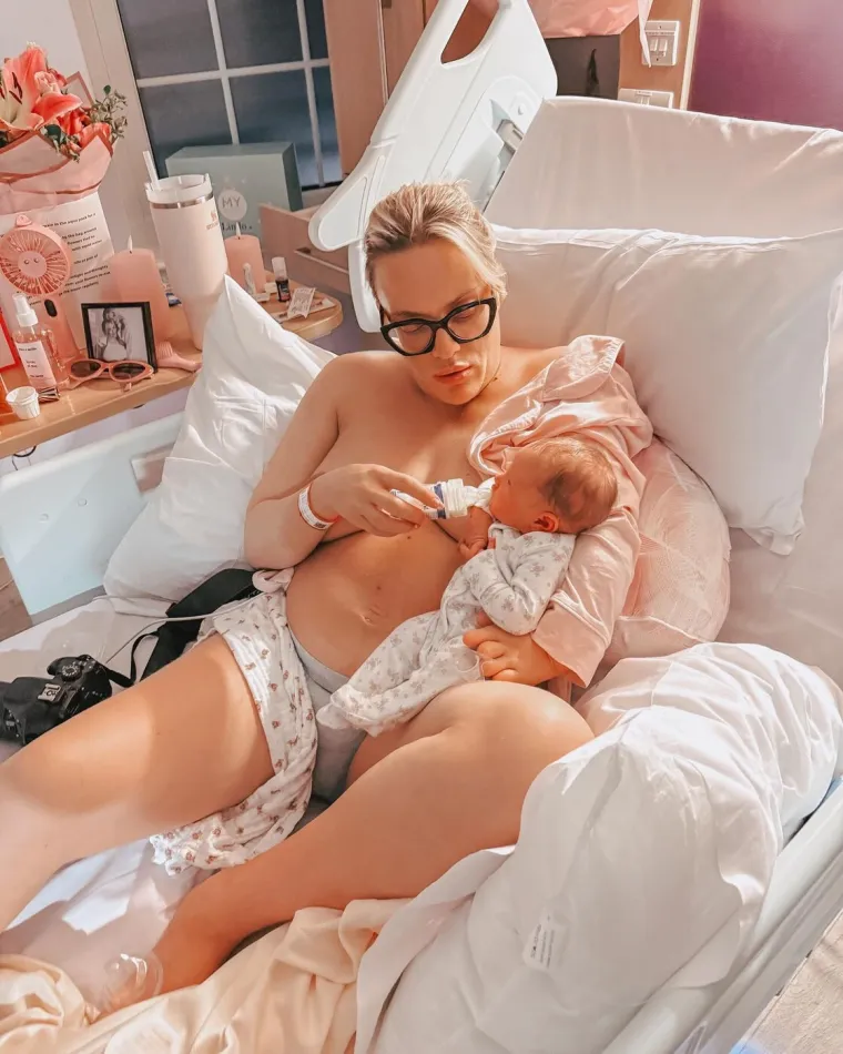 Svi su mislili da su blizanke, a one su zapravo supruge: Nakon godina borbe stigla im kćerkica