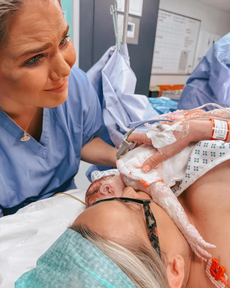 Svi su mislili da su blizanke, a one su zapravo supruge: Nakon godina borbe stigla im kćerkica