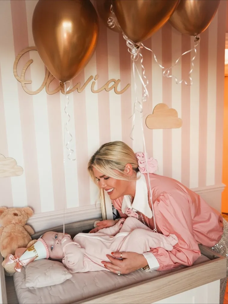 Svi su mislili da su blizanke, a one su zapravo supruge: Nakon godina borbe stigla im kćerkica