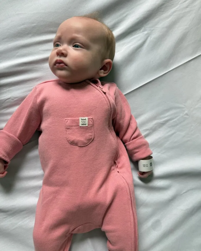 Svi su mislili da su blizanke, a one su zapravo supruge: Nakon godina borbe stigla im kćerkica