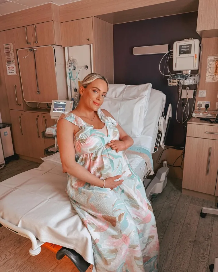 Svi su mislili da su blizanke, a one su zapravo supruge: Nakon godina borbe stigla im kćerkica