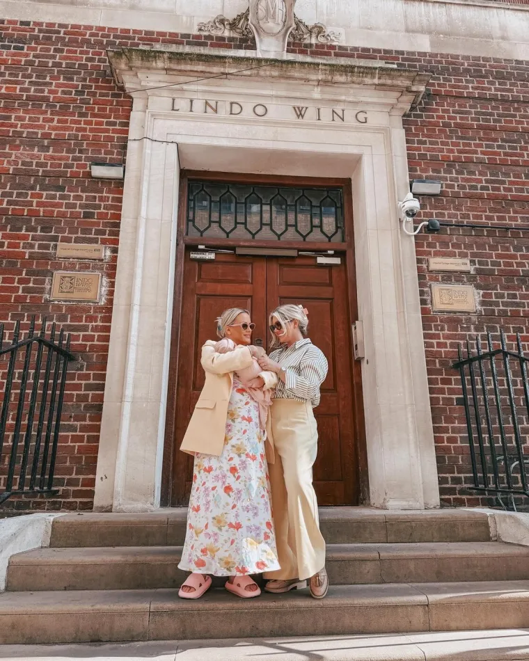 Svi su mislili da su blizanke, a one su zapravo supruge: Nakon godina borbe stigla im kćerkica