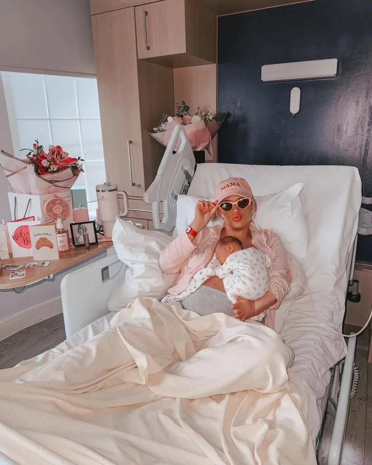 Svi su mislili da su blizanke, a one su zapravo supruge: Nakon godina borbe stigla im kćerkica