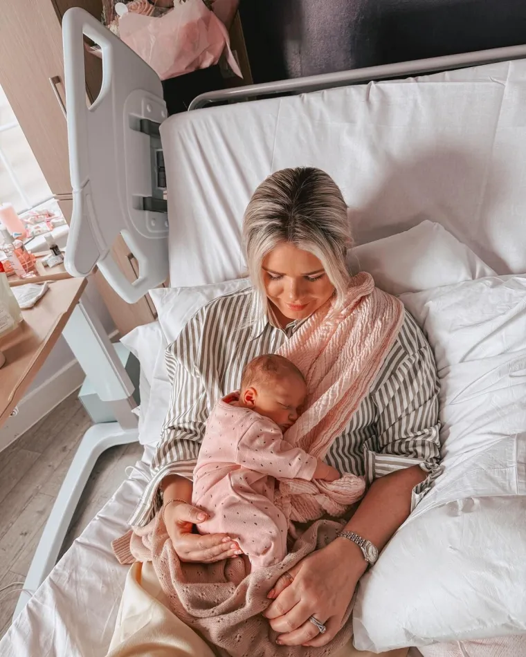 Svi su mislili da su blizanke, a one su zapravo supruge: Nakon godina borbe stigla im kćerkica