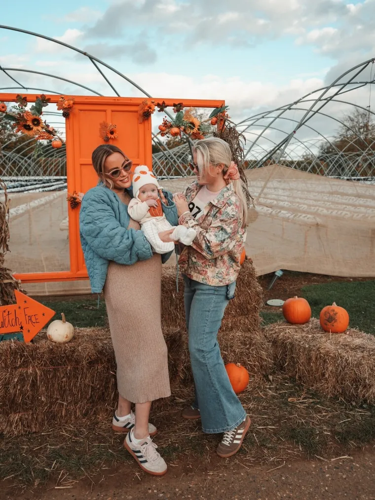 Svi su mislili da su blizanke, a one su zapravo supruge: Nakon godina borbe stigla im kćerkica