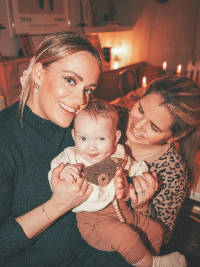 Svi su mislili da su blizanke, a one su zapravo supruge: Nakon godina borbe stigla im kćerkica