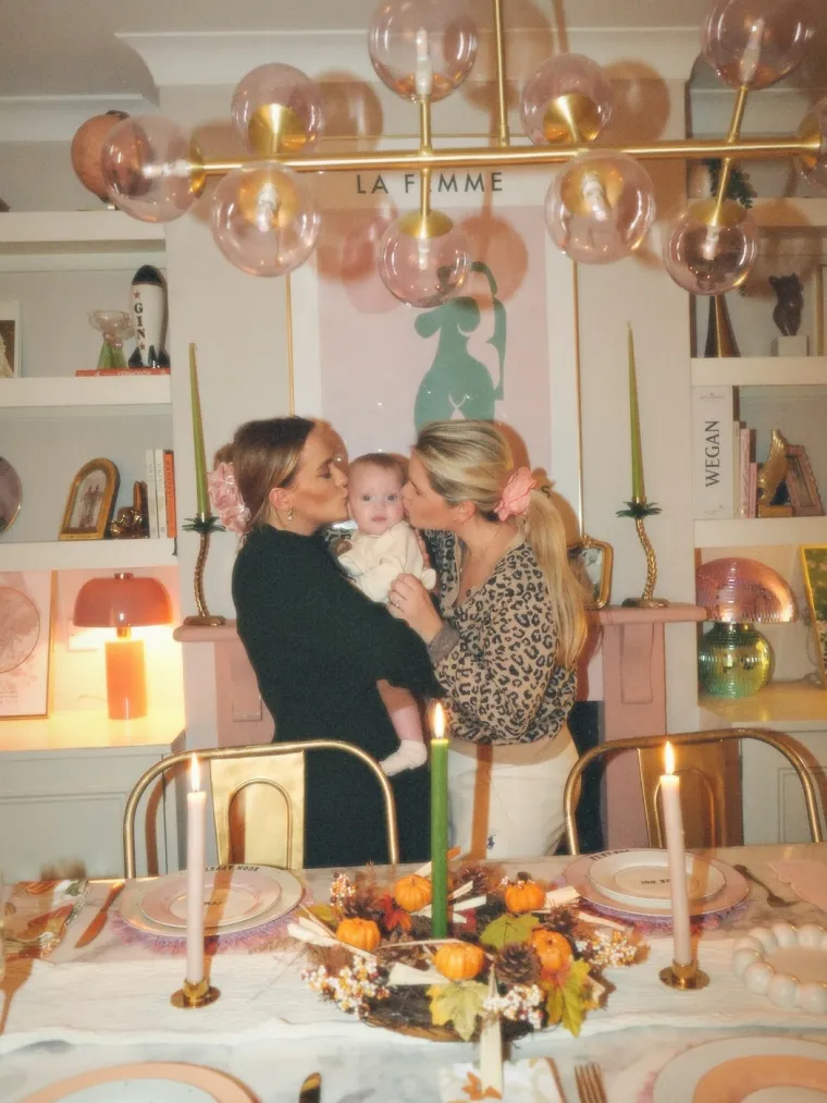 Svi su mislili da su blizanke, a one su zapravo supruge: Nakon godina borbe stigla im kćerkica