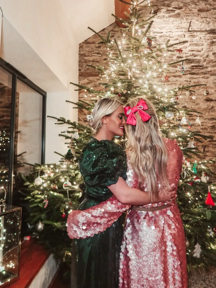 Svi su mislili da su blizanke, a one su zapravo supruge: Nakon godina borbe stigla im kćerkica