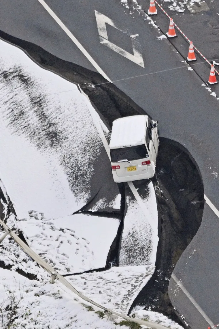 Strašne posljedice razornog potresa: Urušene ceste, oštećeni automobili...