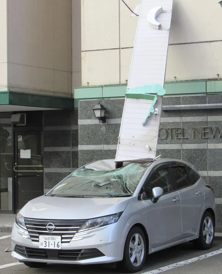 Stra&scaron;ne posljedice razornog potresa: Uru&scaron;ene ceste, o&scaron;tećeni automobili...