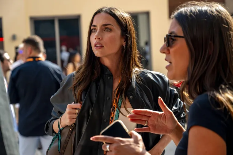 Neočekivani susret glumice i Hamiltona: Zavodnički potez legende probudio kemiju