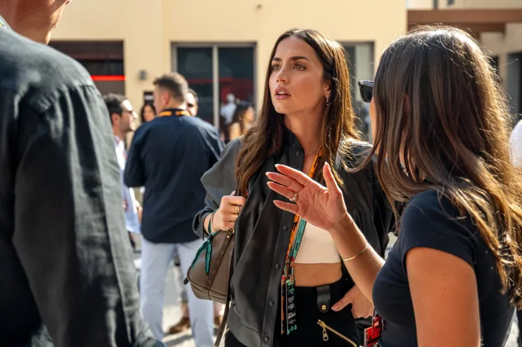 Neočekivani susret glumice i Hamiltona: Zavodnički potez legende probudio kemiju