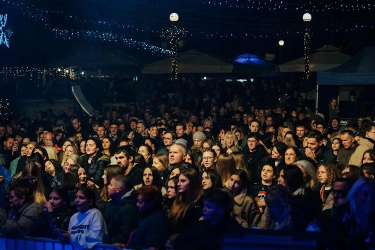 Pogledajte kako je Advent u Zadru gorio uz Tajči: &Scaron;ljokičaste kombinacije i crvene kapice