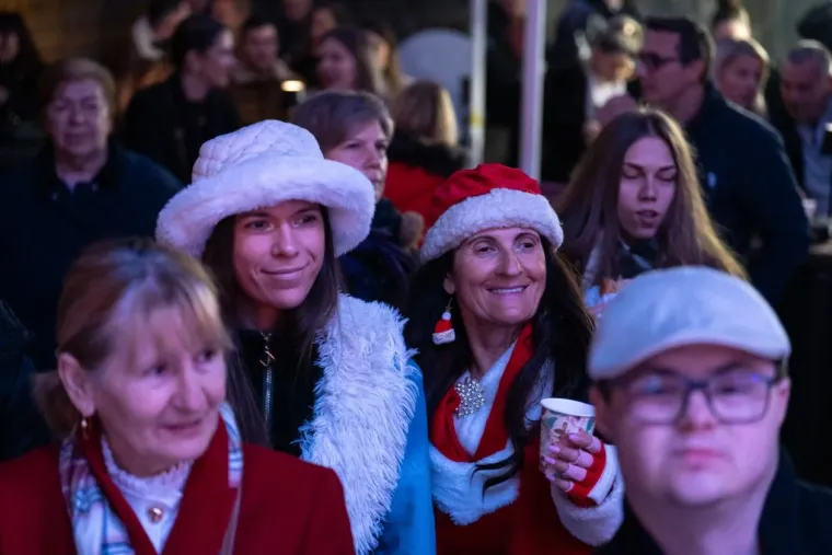 Pogledajte kako je Advent u Zadru gorio uz Tajči: &Scaron;ljokičaste kombinacije i crvene kapice