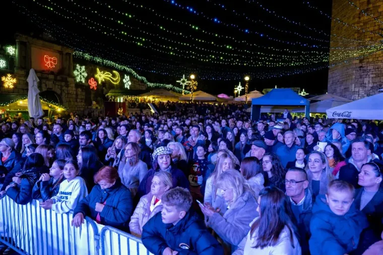 Pogledajte kako je Advent u Zadru gorio uz Tajči: &Scaron;ljokičaste kombinacije i crvene kapice