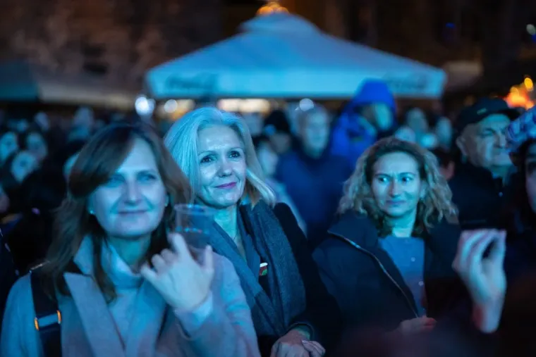 Pogledajte kako je Advent u Zadru gorio uz Tajči: &Scaron;ljokičaste kombinacije i crvene kapice
