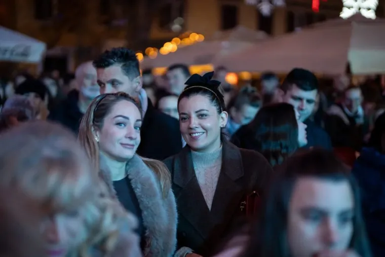 Pogledajte kako je Advent u Zadru gorio uz Tajči: &Scaron;ljokičaste kombinacije i crvene kapice