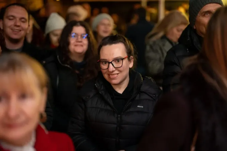 Pogledajte kako je Advent u Zadru gorio uz Tajči: &Scaron;ljokičaste kombinacije i crvene kapice