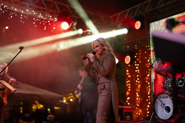 Pogledajte kako je Advent u Zadru gorio uz Tajči: &Scaron;ljokičaste kombinacije i crvene kapice