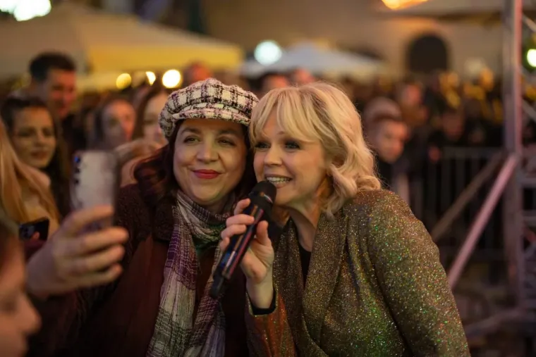 Pogledajte kako je Advent u Zadru gorio uz Tajči: &Scaron;ljokičaste kombinacije i crvene kapice