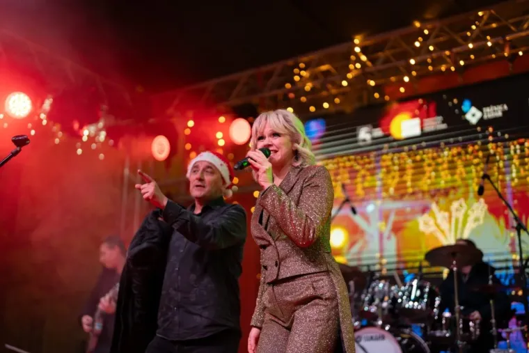 Pogledajte kako je Advent u Zadru gorio uz Tajči: &Scaron;ljokičaste kombinacije i crvene kapice